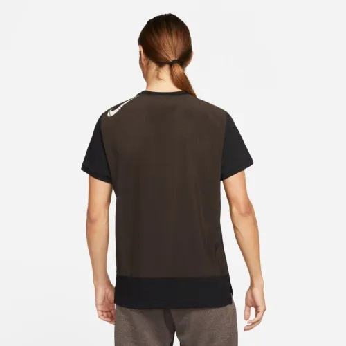 Nike DFQ5 T-Shirt Black / Brown  The Nike Dri-FIT Top brings comfort and cooling to your workout with fabric that has a cotton-l