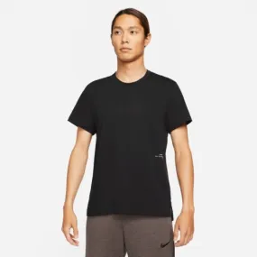 Nike DFQ5 T-Shirt Black / Brown  The Nike Dri-FIT Top brings comfort and cooling to your workout with fabric that has a cotton-l