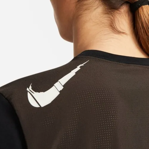 Nike DFQ5 T-Shirt Black / Brown  The Nike Dri-FIT Top brings comfort and cooling to your workout with fabric that has a cotton-l